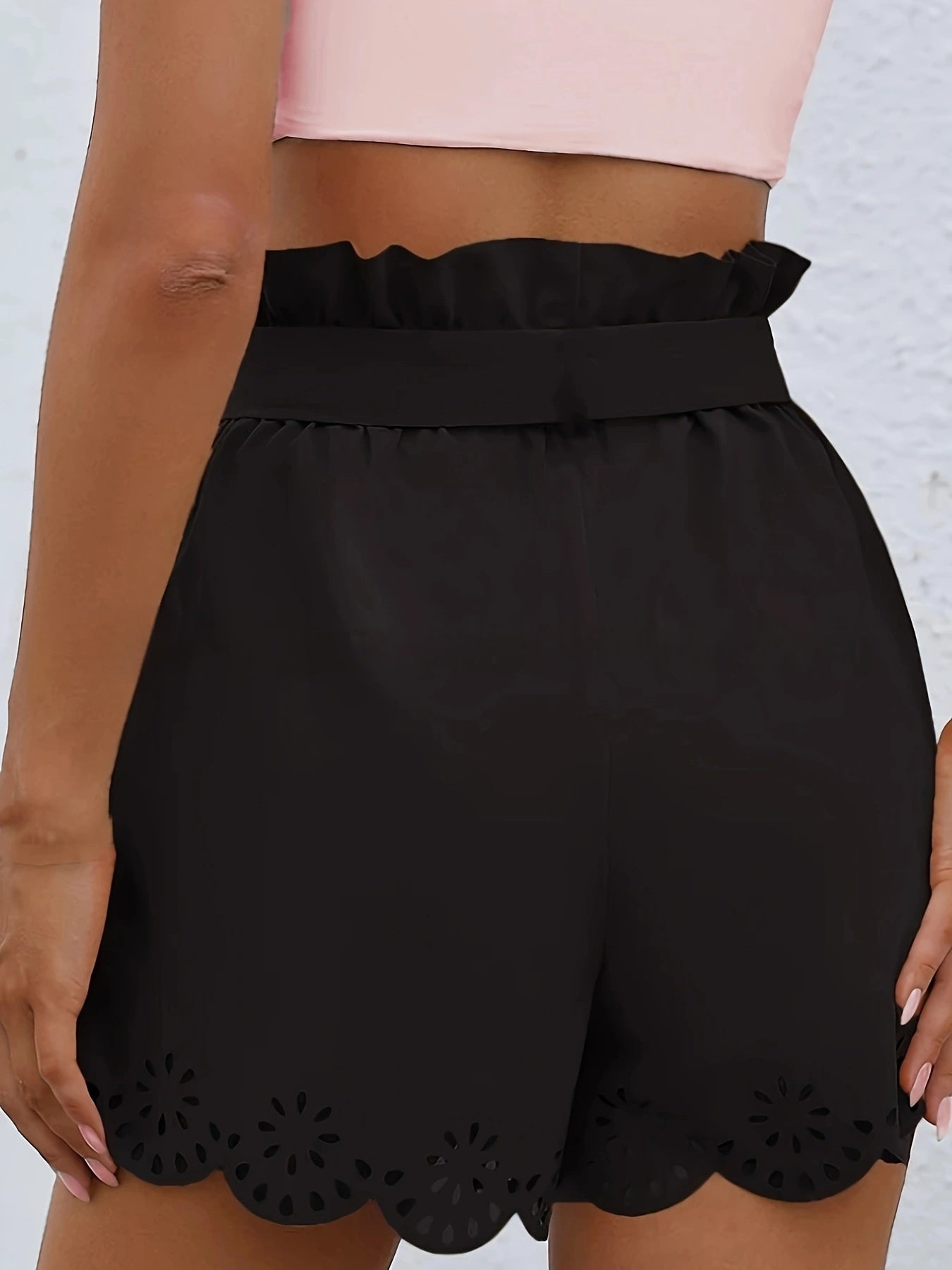 Short moderne à ourlet ondulé et ceinture à la taille