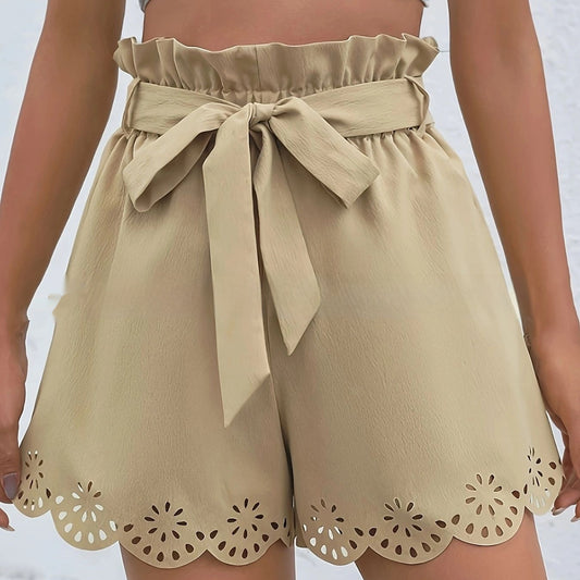 Short moderne à ourlet ondulé et ceinture à la taille