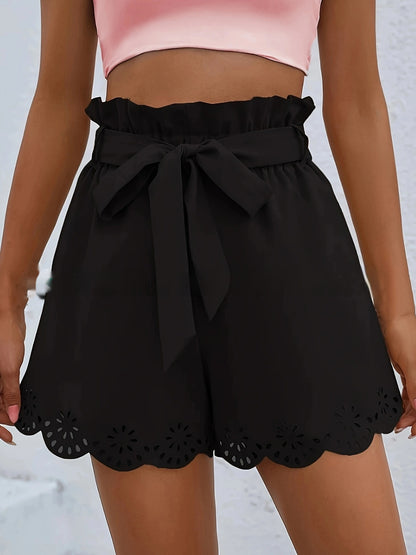 Short moderne à ourlet ondulé et ceinture à la taille